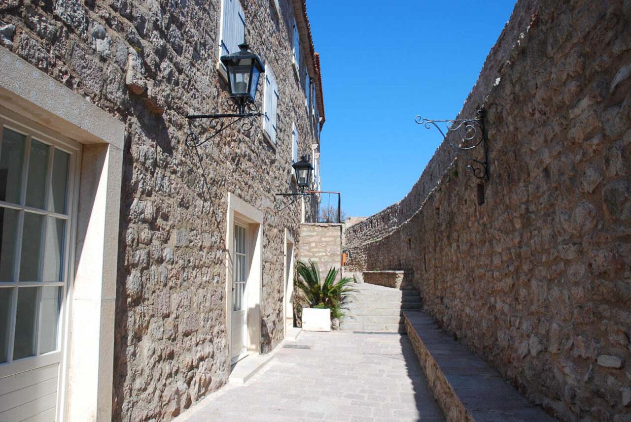 inside-sveti-stefan-1280x857-1 Street on Sveti Stefan islet